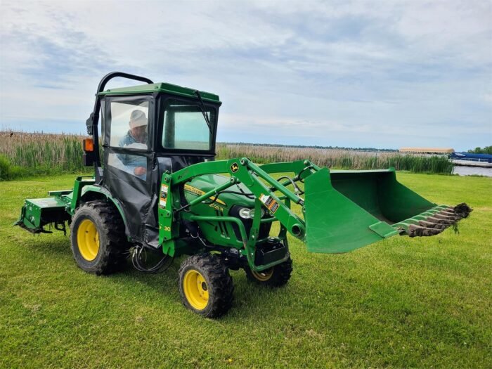 2017 John Deere 2025R Tractor - Image 2